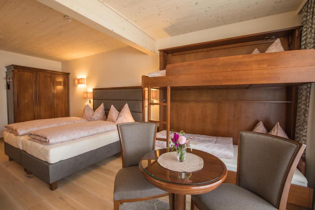 A bed or beds in a room at Hotel Niederreiter