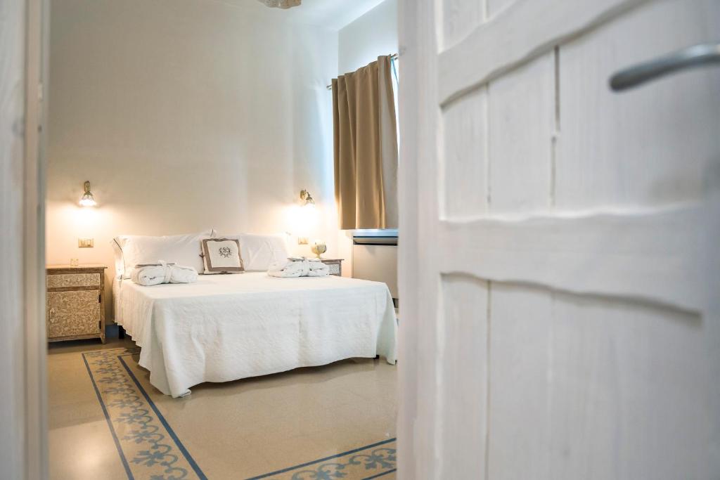 Een bed of bedden in een kamer bij Trullitria Rooms