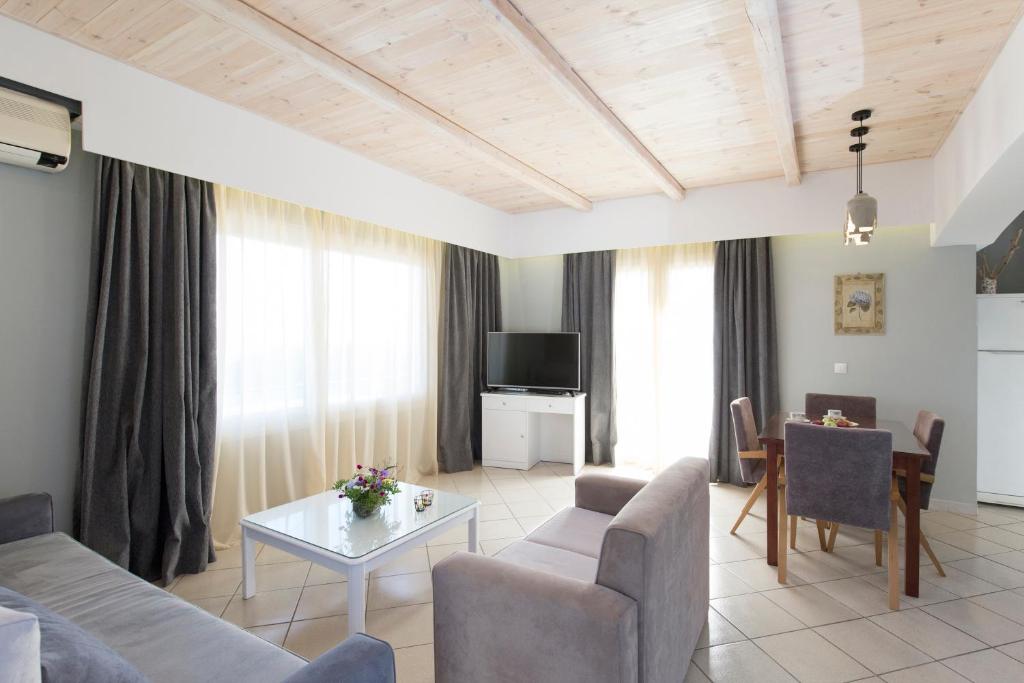 Televízia a/alebo spoločenská miestnosť v ubytovaní Virginia Seaside Villas