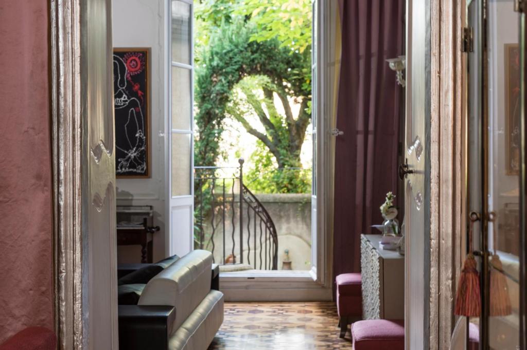 a living room with a door open to a garden at Hotel Particulier le 28 by Teritoria in Aix-en-Provence