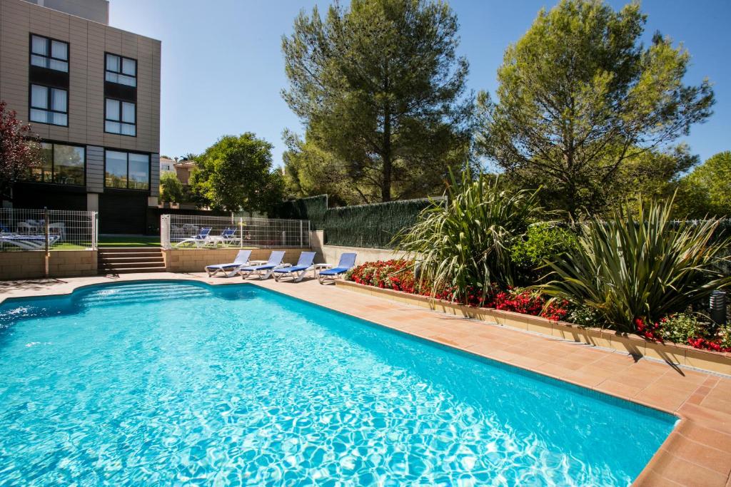 The swimming pool at or close to Hotel Desitges