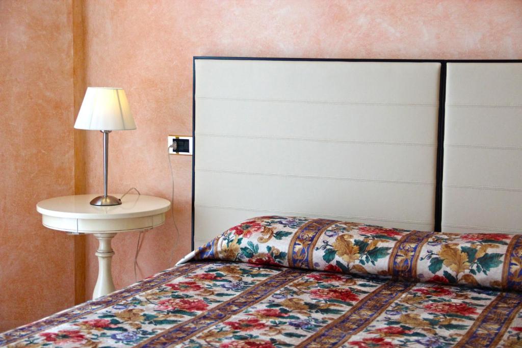 Postel nebo postele na pokoji v ubytování Ruhl Beach Hotel & Suites