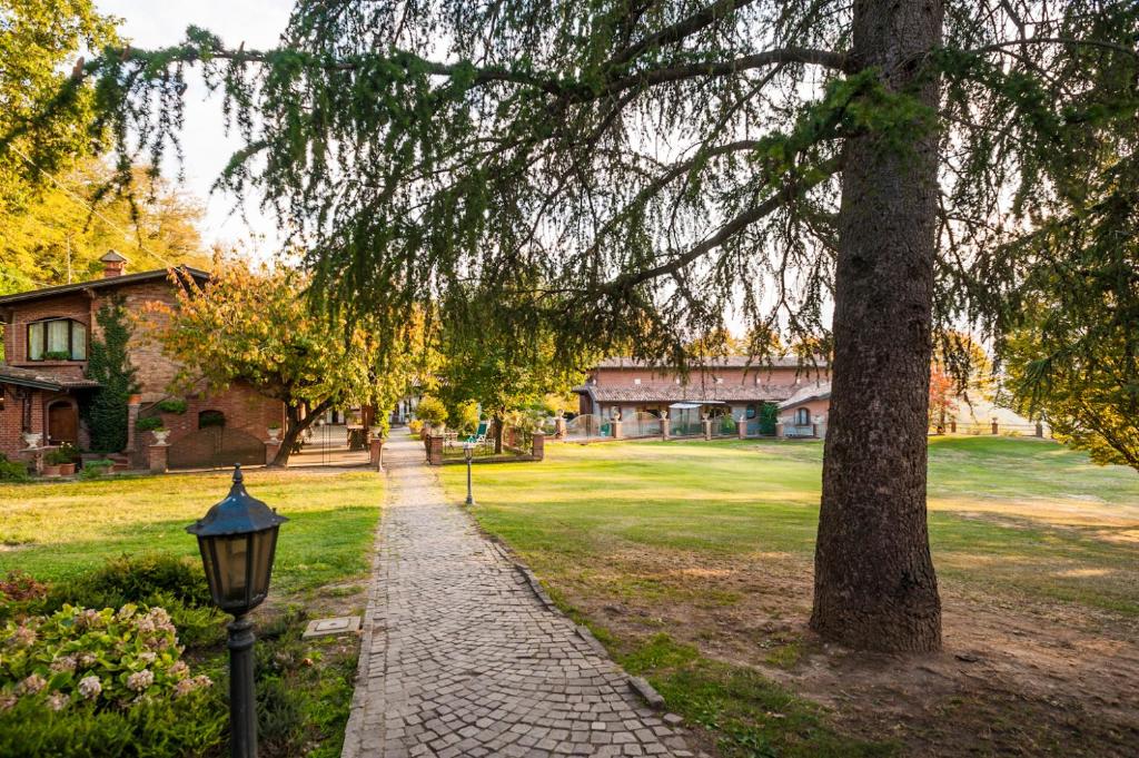 ein Baum und ein Straßenlicht neben einem Park in der Unterkunft Podere Sant'Angelo in Vernasca