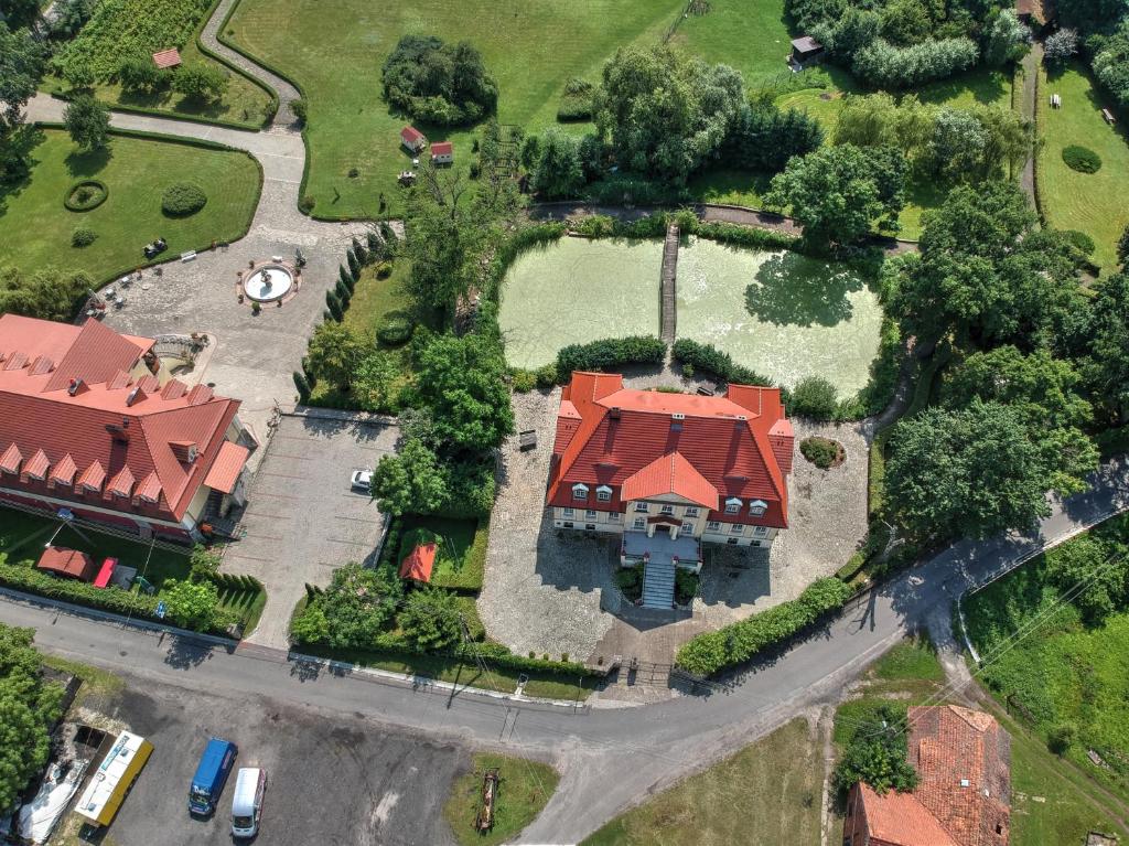 Pohľad z vtáčej perspektívy na ubytovanie Pałac w Bądzowie