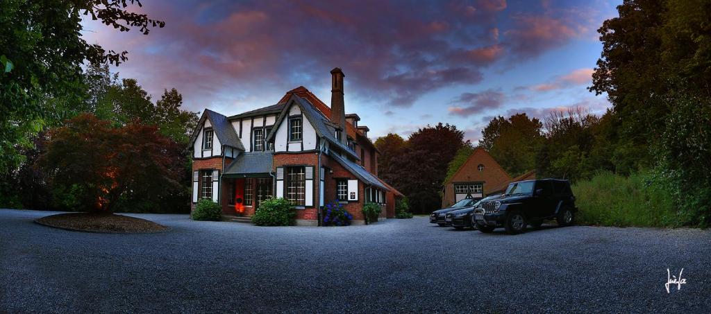 a car parked in front of a house at B&B Le Pavillon Du Bois De Buis in Thorembais-Saint-Trond