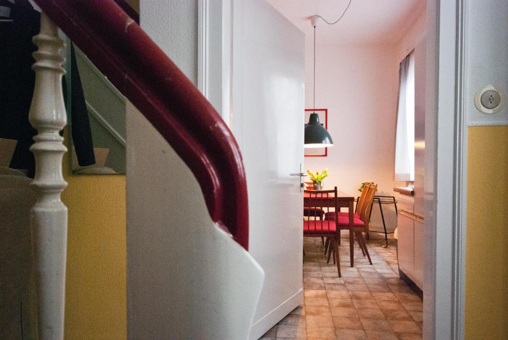 eine Treppe, die zu einem Zimmer mit einem Esszimmer führt in der Unterkunft Sieben Linden in Remscheid