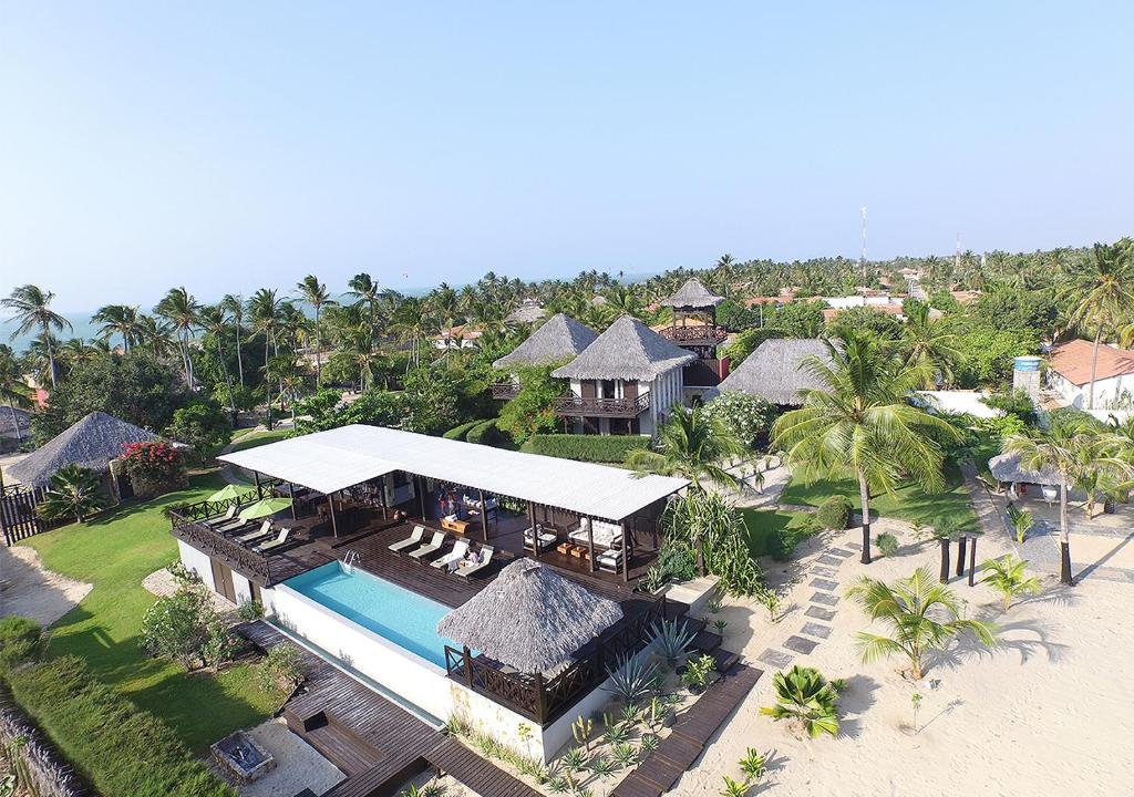 una vista aérea de una casa con piscina en Chic Hotel Boutique en Barra Grande