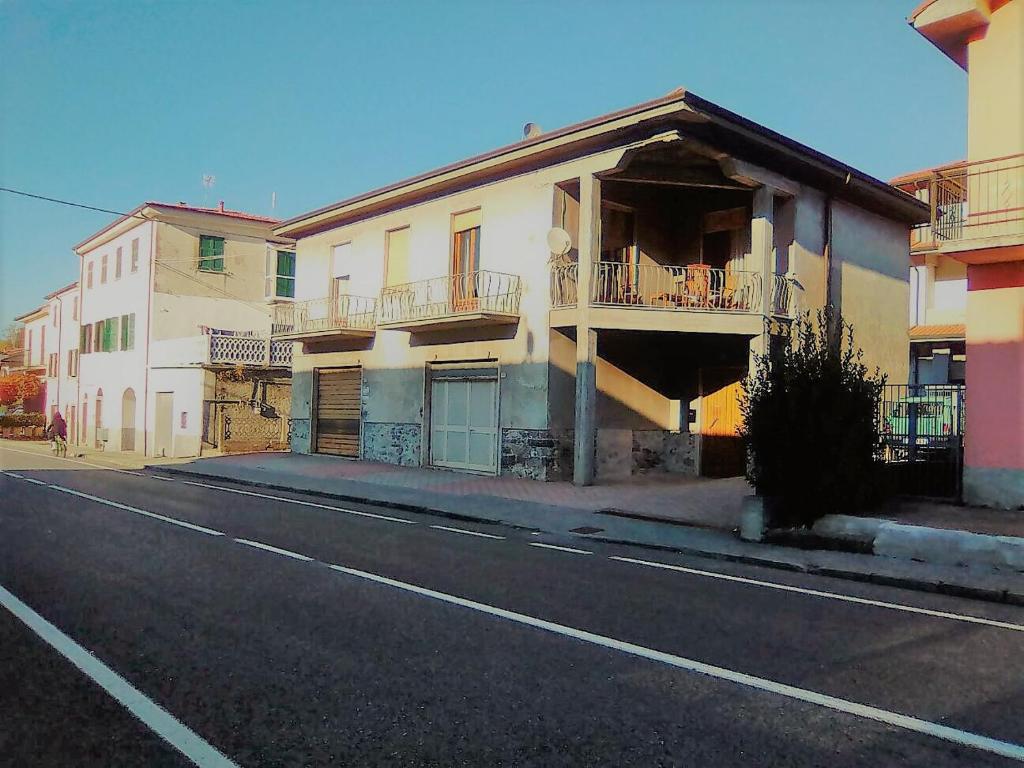 a building on the side of a street at Appartamento Aurelia in Riccò del Golfo di Spezia