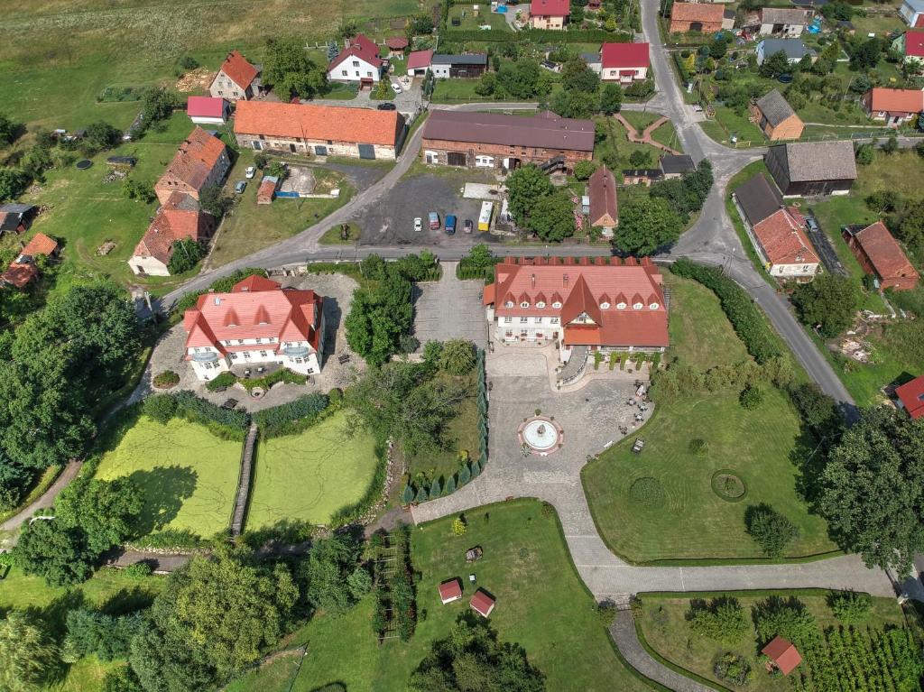 Pohľad z vtáčej perspektívy na ubytovanie Pałac w Bądzowie