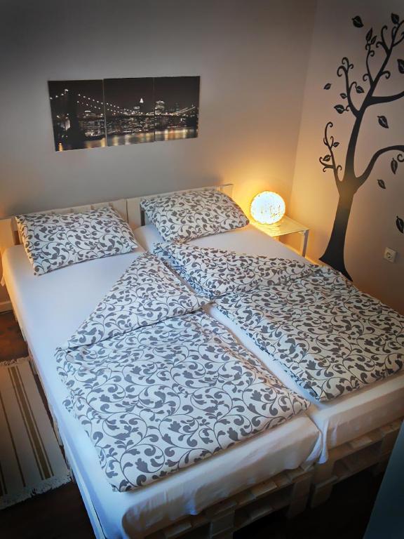 Postel nebo postele na pokoji v ubytování Banshill Apartment