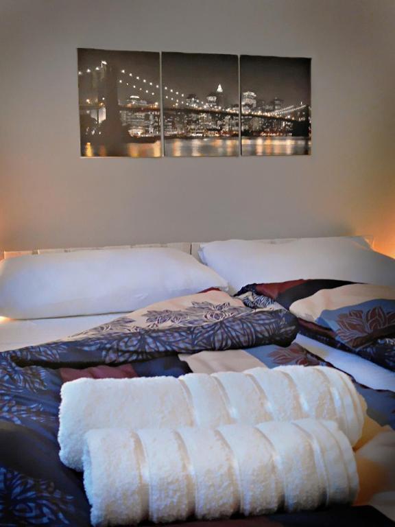 Postel nebo postele na pokoji v ubytování Banshill Apartment