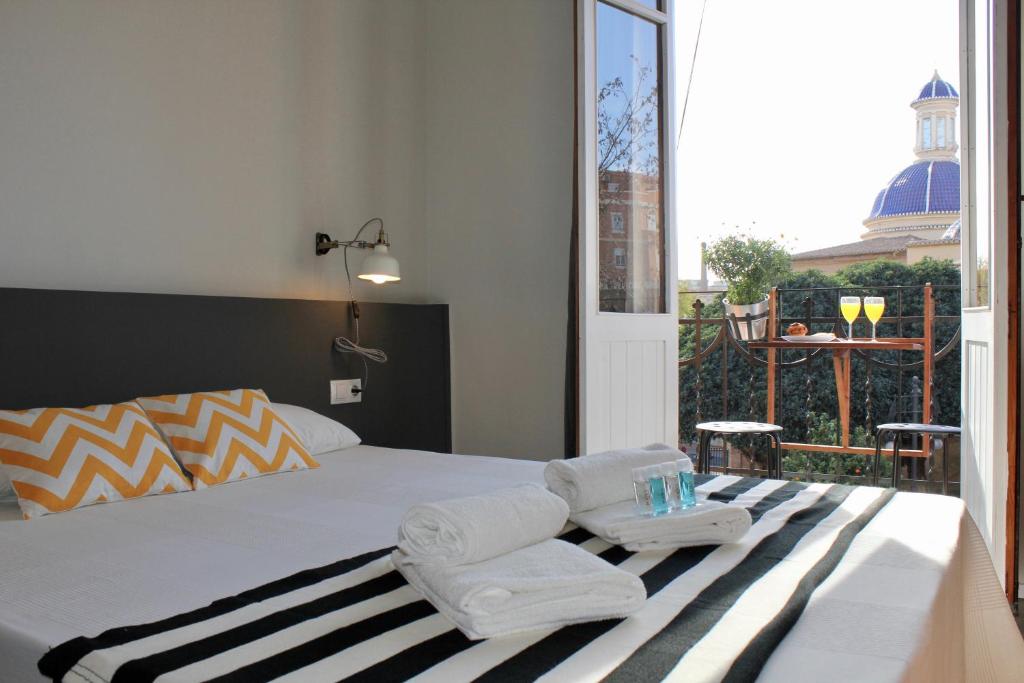 1 dormitorio con 1 cama con 2 toallas en Apartamento Con Vistas Espectaculares, en Valencia