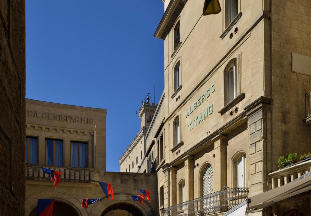 un grupo de edificios contiguos en una calle en Hotel Titano, en San Marino