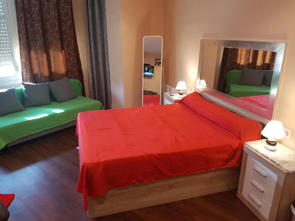 a bedroom with a bed and a large mirror at Habitación cerca del centro in Valencia