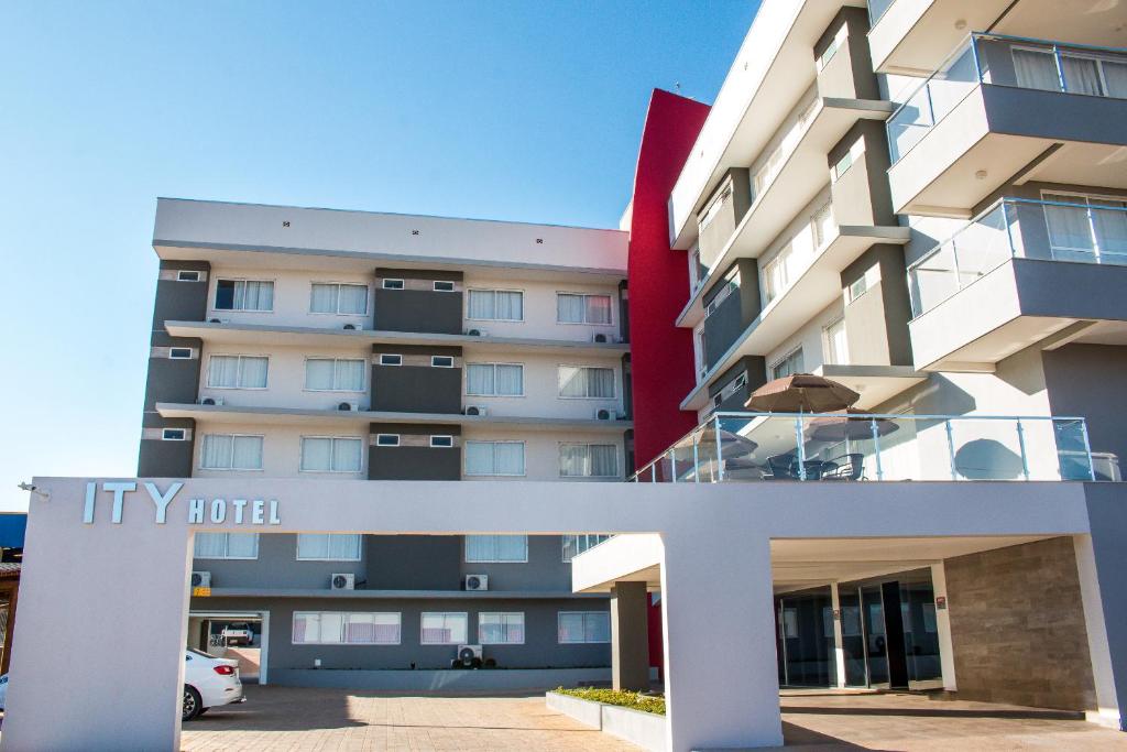 a building with a sign that reads try hotel at Ity Hotel in Cristalina