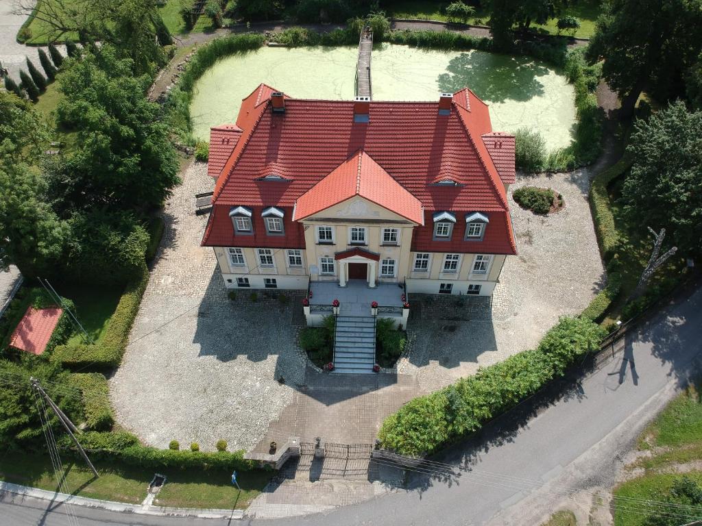 Vonkajšia záhrada v ubytovaní Pałac w Bądzowie