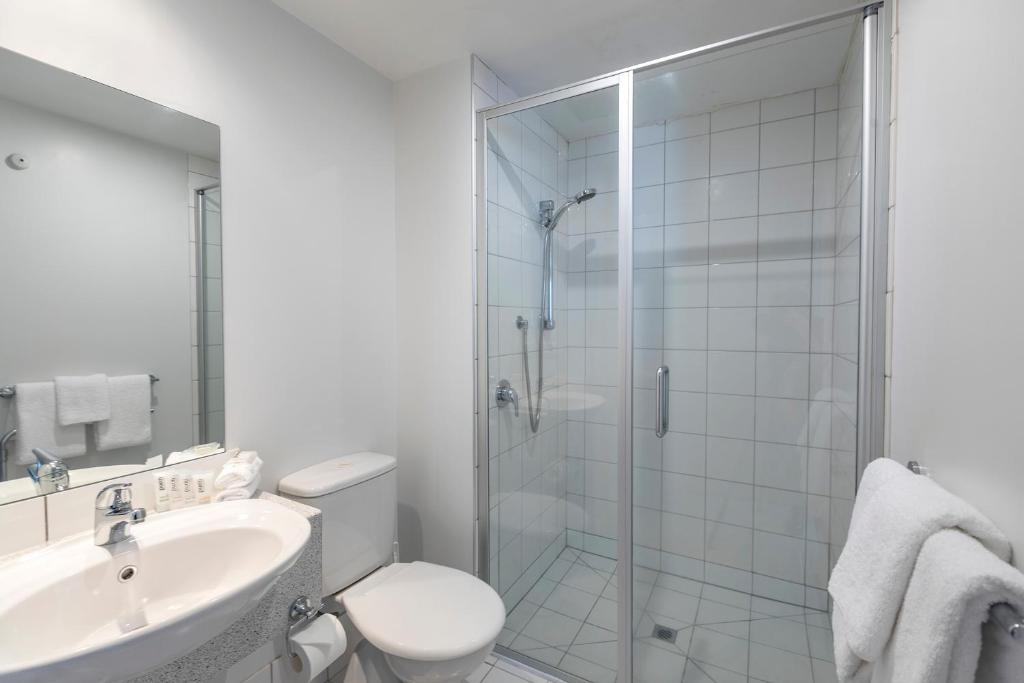 Koupelna v ubytování Quest Cathedral Junction Serviced Apartments