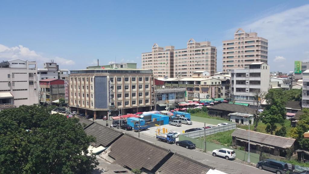 una ciudad con edificios altos y una calle con coches en 他里霧Ta Li Woo, en Dounan