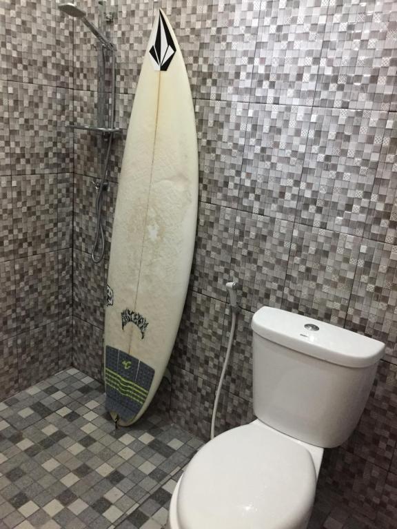 Koupelna v ubytování Medewi Secret SurfCamp