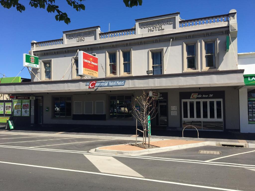 a building on the corner of a street at Yarram Commecial Hotel Motel in Yarram