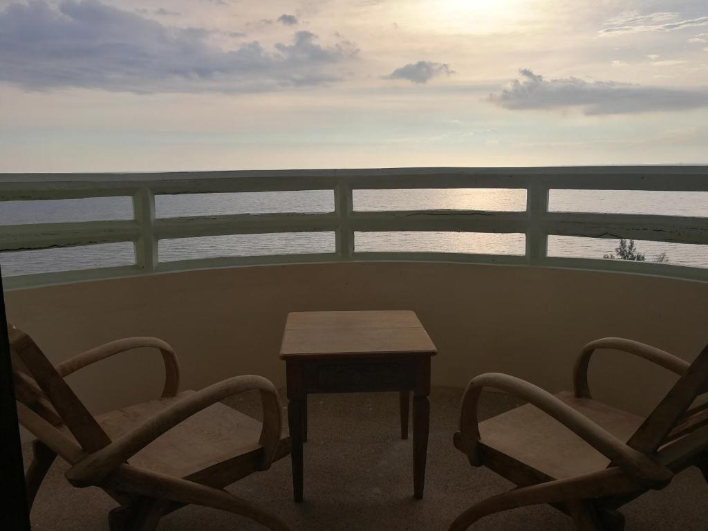 2 sillas y una mesa en un balcón con vistas al océano en VIP condo rayong Thai style, en Ban Phe