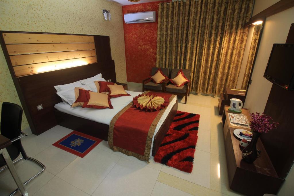 - une chambre avec un grand lit dans l'établissement Tiger Garden Int Hotel, à Khulna