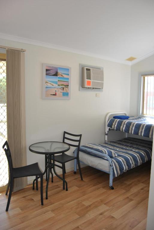 מיטה או מיטות בחדר ב-Port Gregory Caravan Park