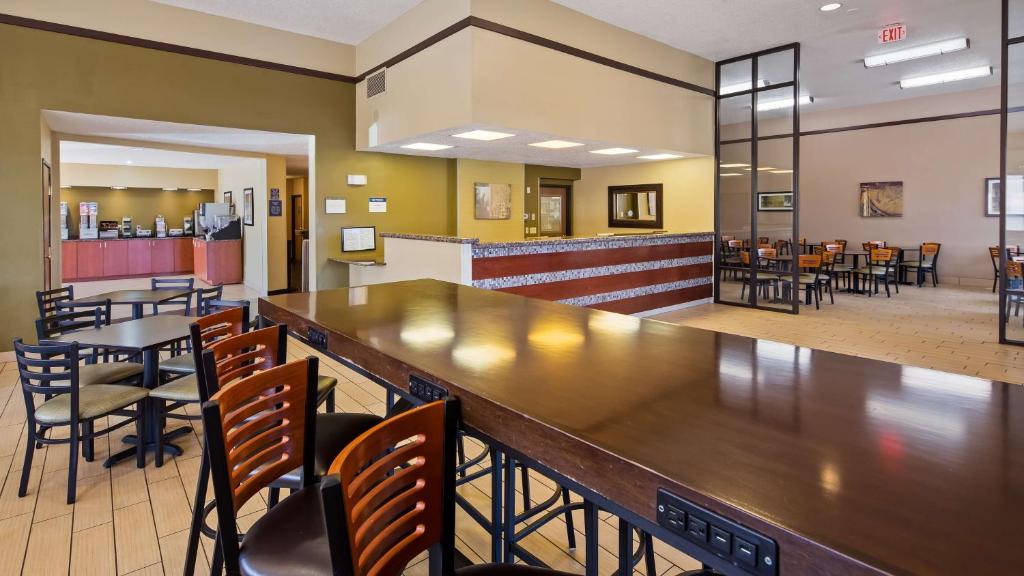 a bar in a restaurant with tables and chairs at Best Western Ambassador Inn & Suites in Wisconsin Dells
