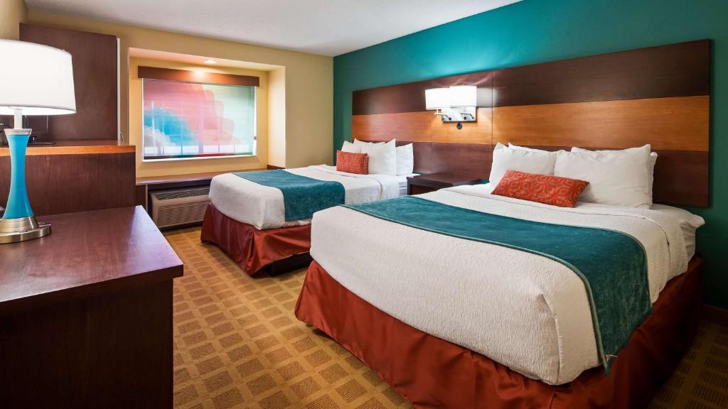 um quarto de hotel com duas camas e uma secretária em Best Western Plus Harrisburg Mechanicsburg em Enola