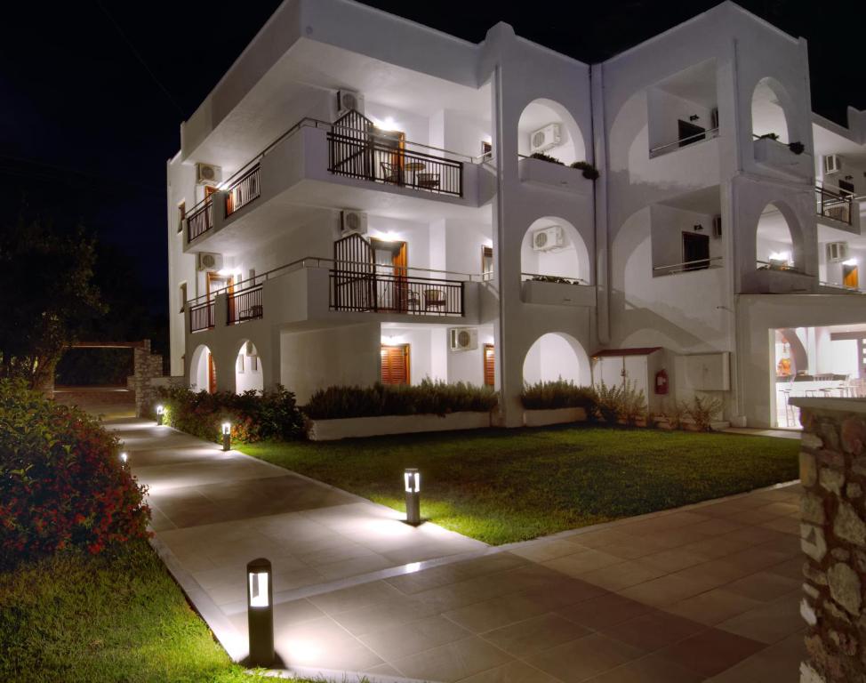 Un bâtiment blanc avec des lumières devant lui dans l'établissement Hotel Korali, à Troulos