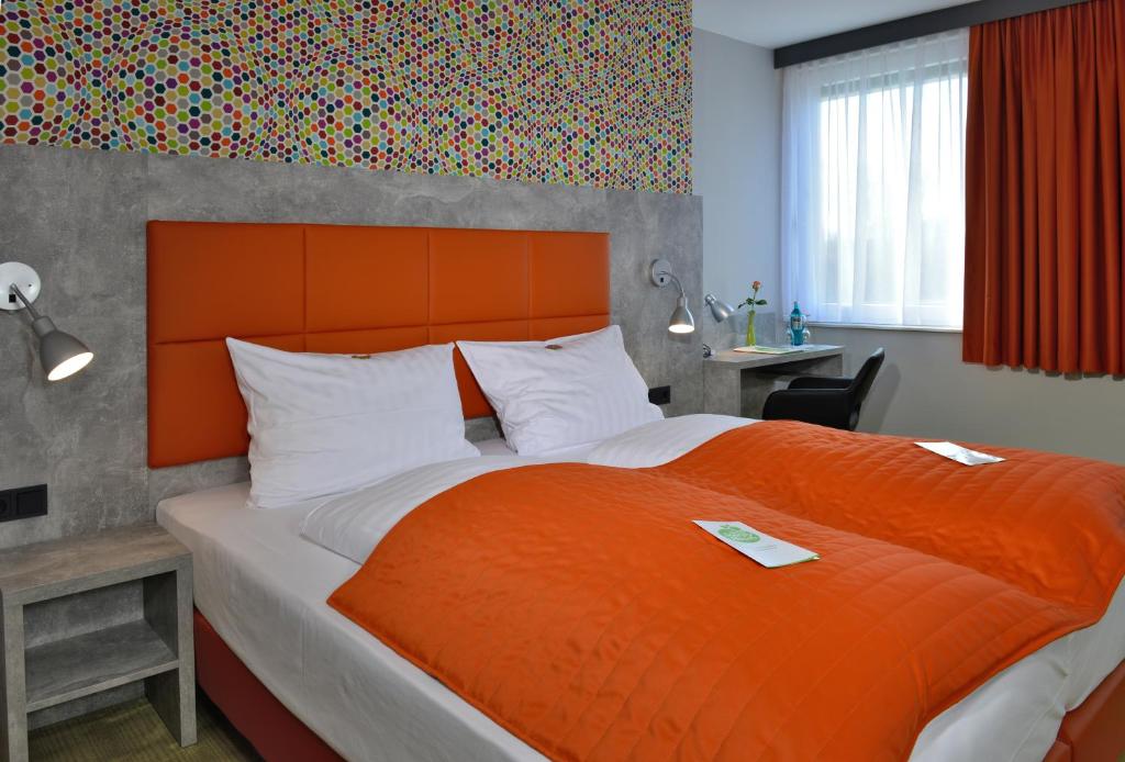 Postel nebo postele na pokoji v ubytování SleepySleepy Hotel Gießen