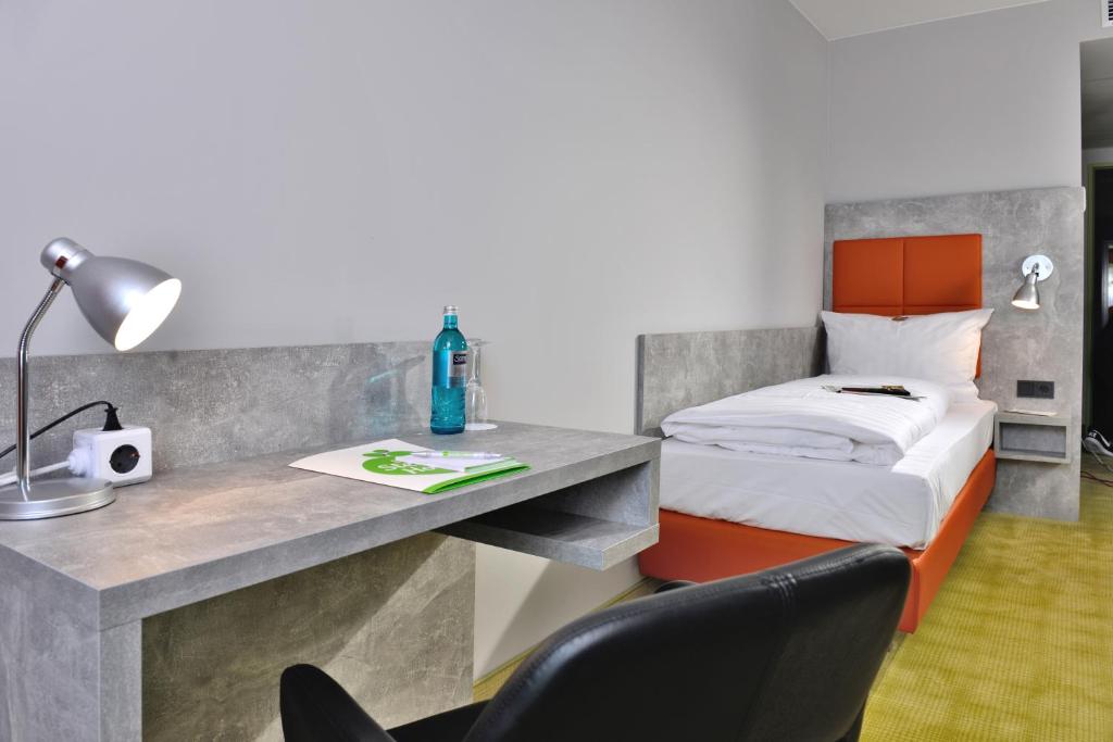 Postel nebo postele na pokoji v ubytování SleepySleepy Hotel Gießen