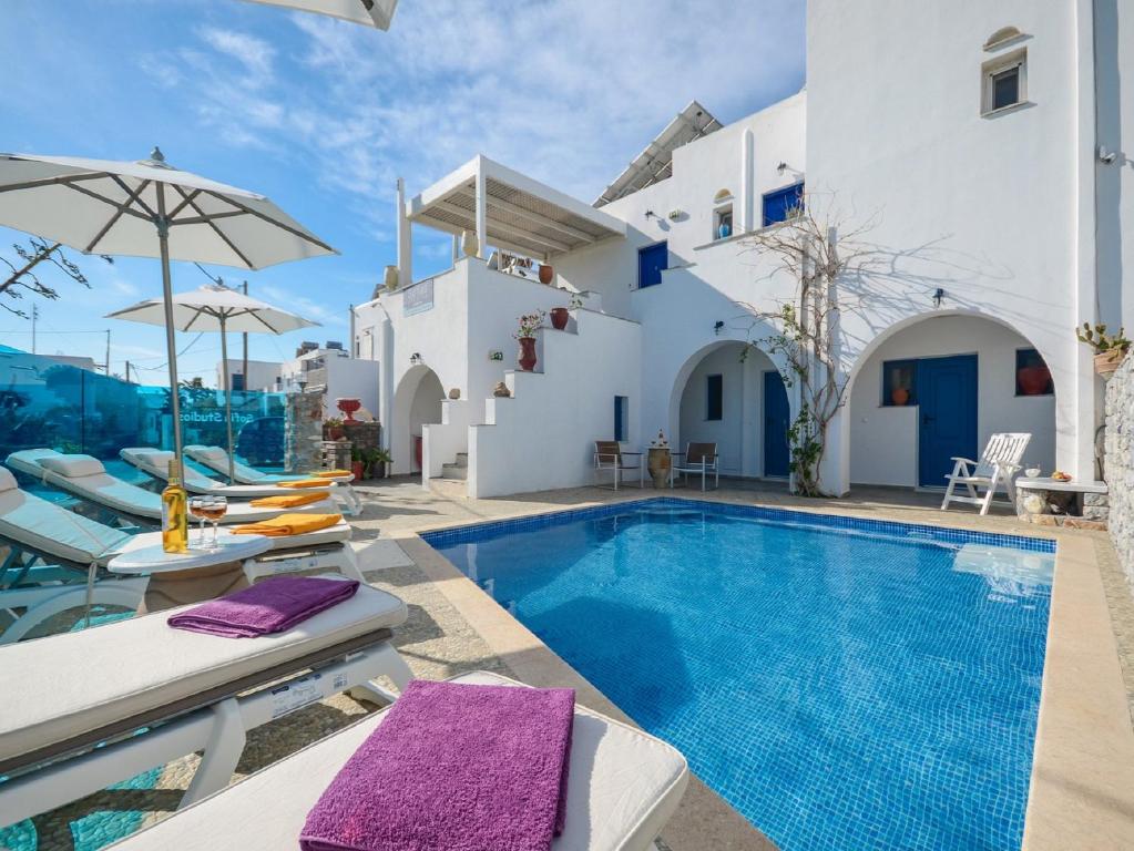 Villa con piscina y paredes blancas en Studios Sofia Dream, en Agia Anna de Naxos