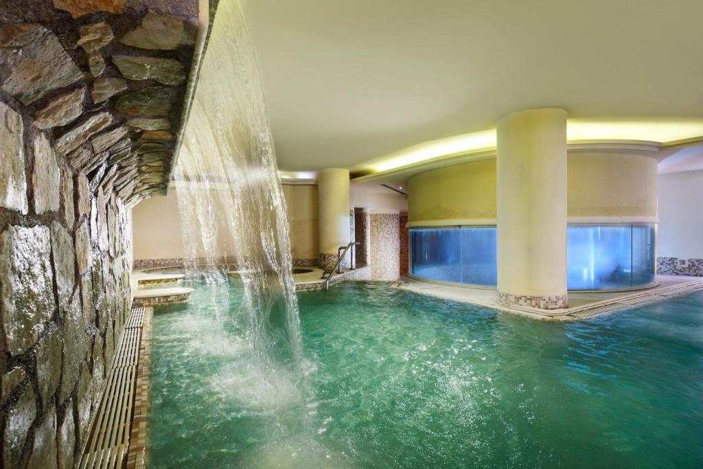 Bazén v ubytování Mercure Petriolo Siena Terme Spa Hotel nebo v jeho okolí