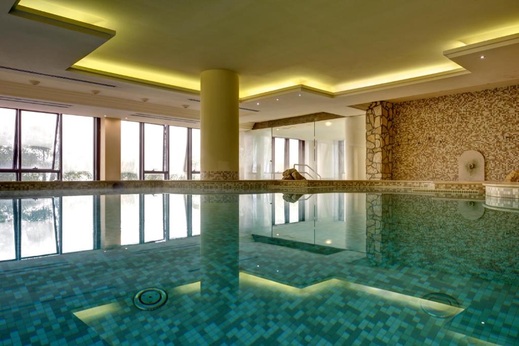 Bazén v ubytování Mercure Petriolo Siena Terme Spa Hotel nebo v jeho okolí