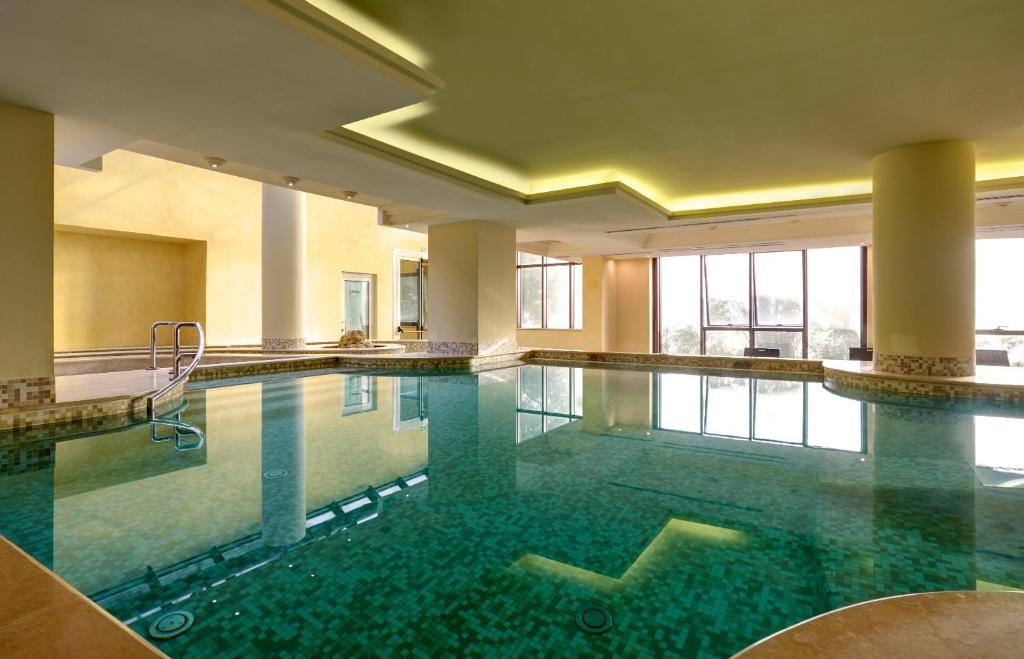 Bazén v ubytování Mercure Petriolo Siena Terme Spa Hotel nebo v jeho okolí