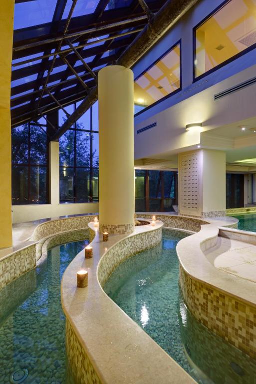 Bazén v ubytování Mercure Petriolo Siena Terme Spa Hotel nebo v jeho okolí