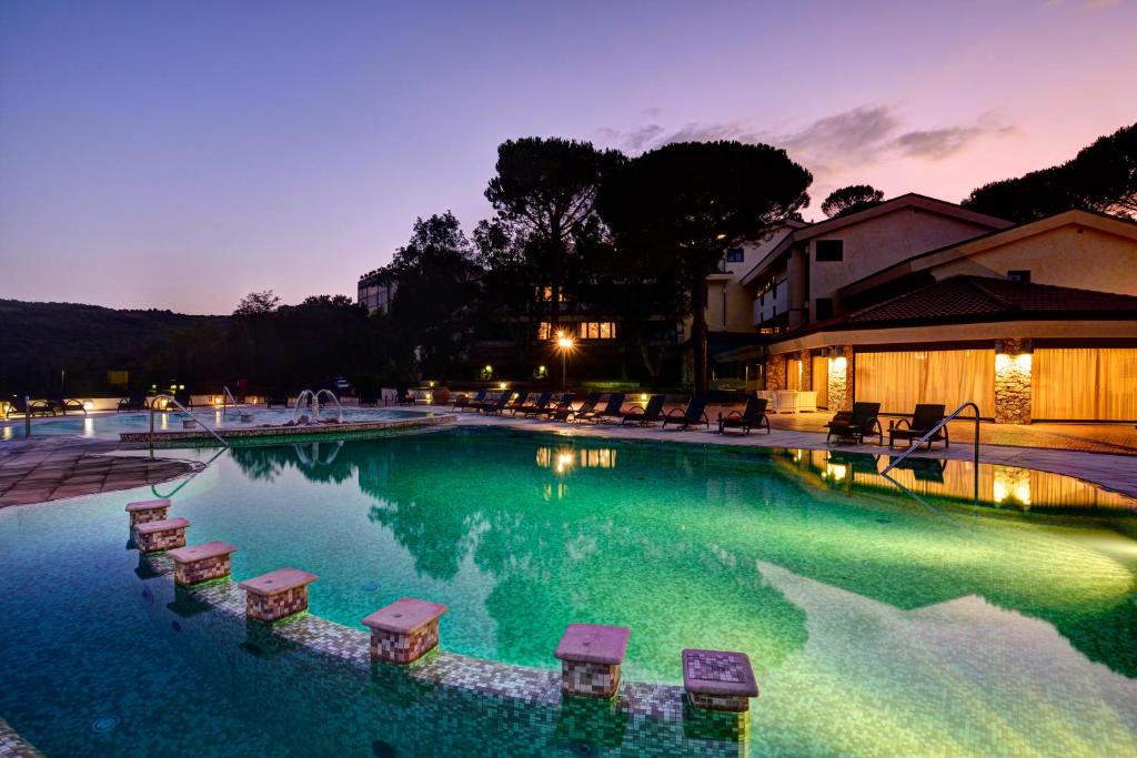 Bazén v ubytování Mercure Petriolo Siena Terme Spa Hotel nebo v jeho okolí
