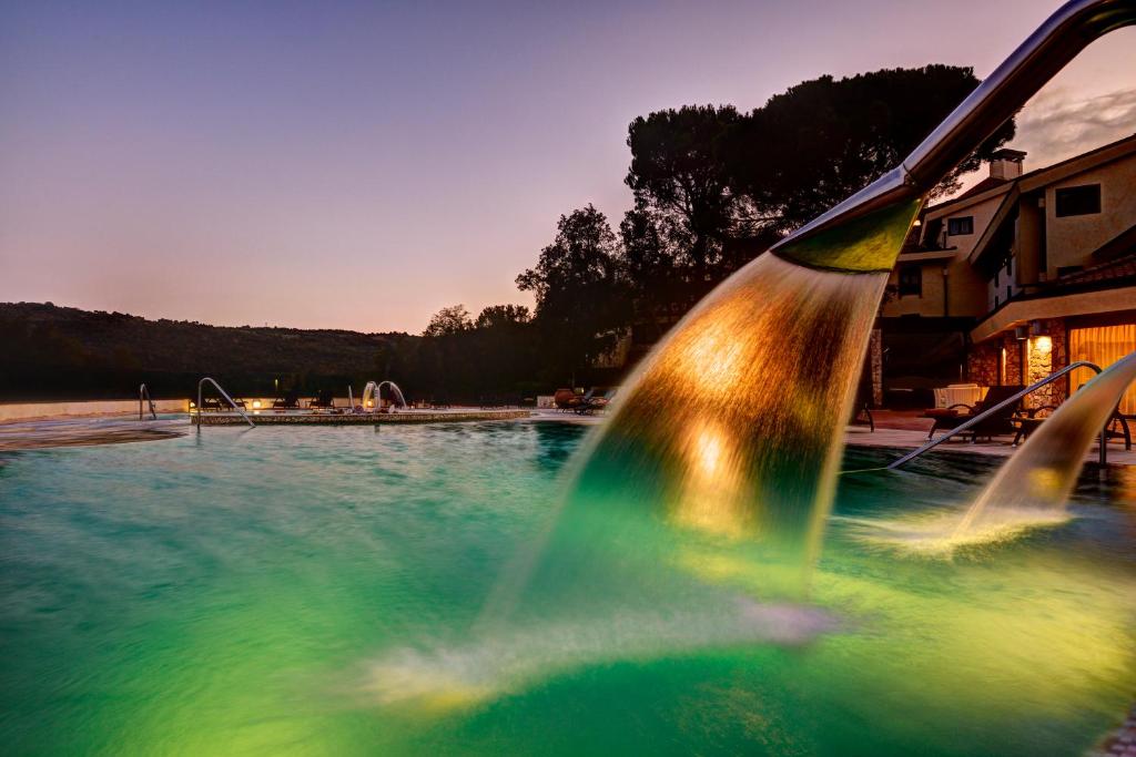 Bazén v ubytování Mercure Petriolo Siena Terme Spa Hotel nebo v jeho okolí