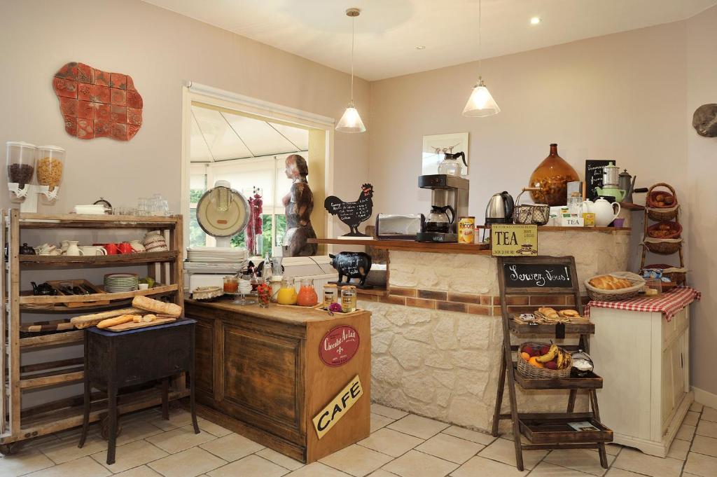 Kuchyň nebo kuchyňský kout v ubytování Logis Hôtel Restaurant LE VIEUX FUSIL
