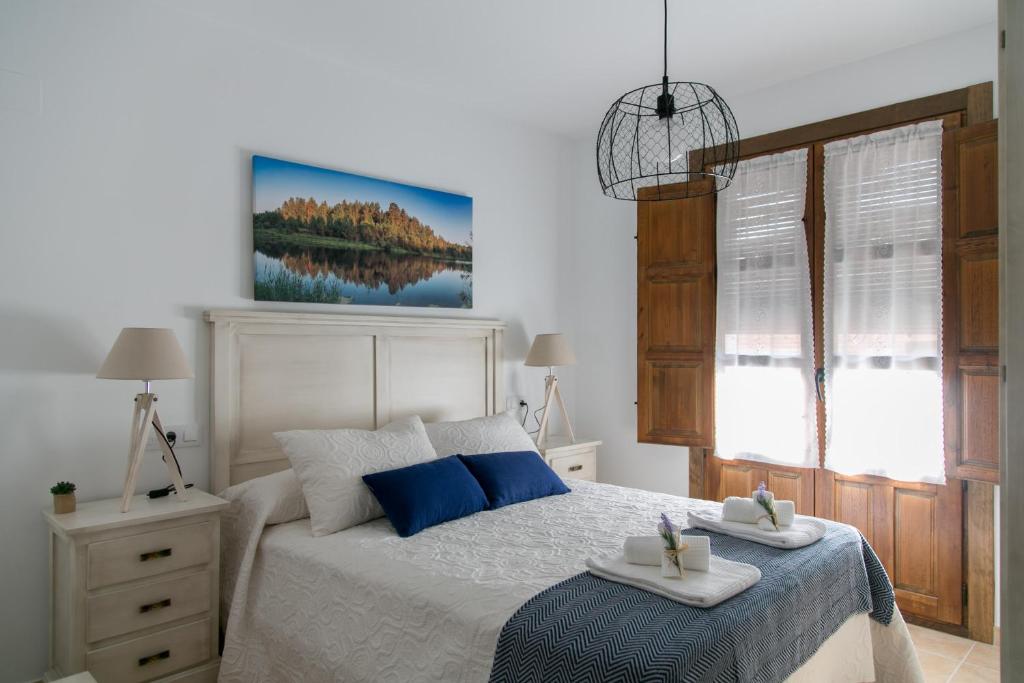 ein Schlafzimmer mit einem Bett mit zwei Tabletts drauf in der Unterkunft La Posada de Ajamil in Ajamil