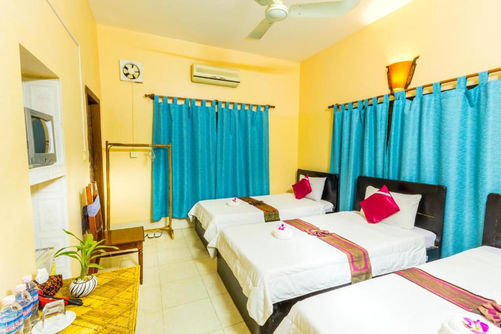 Bou Savy Guesthouse - Triple Room With Fan