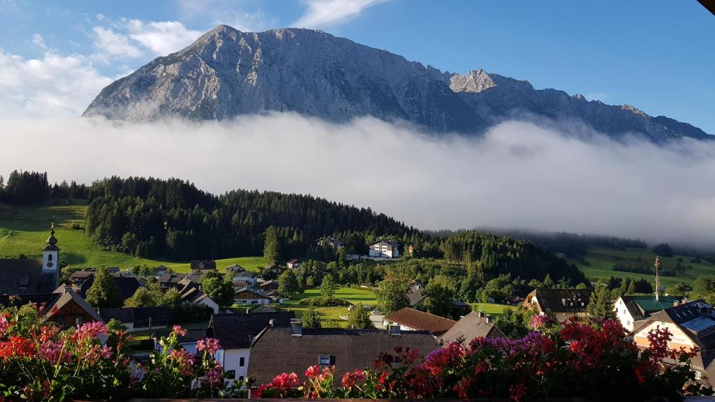 una cittadina in una valle con una montagna sullo sfondo di Appartements-Restaurant Schwaiger a Tauplitz