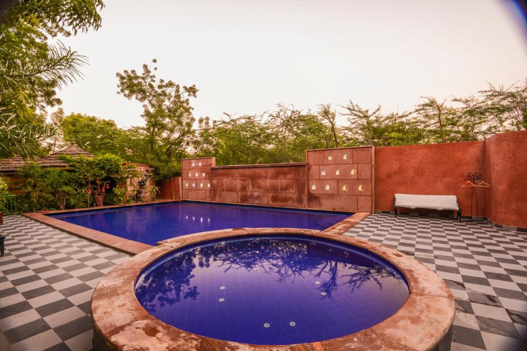 a swimming pool in the middle of a patio at Mandore Guest House in Jodhpur