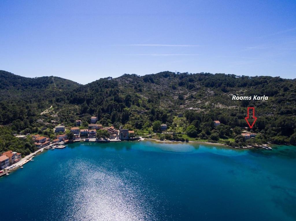 una vista aérea de un lago con montañas en el fondo en Rooms Karla, en Polače