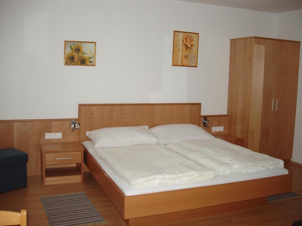 Postel nebo postele na pokoji v ubytování Gästehaus Strommer
