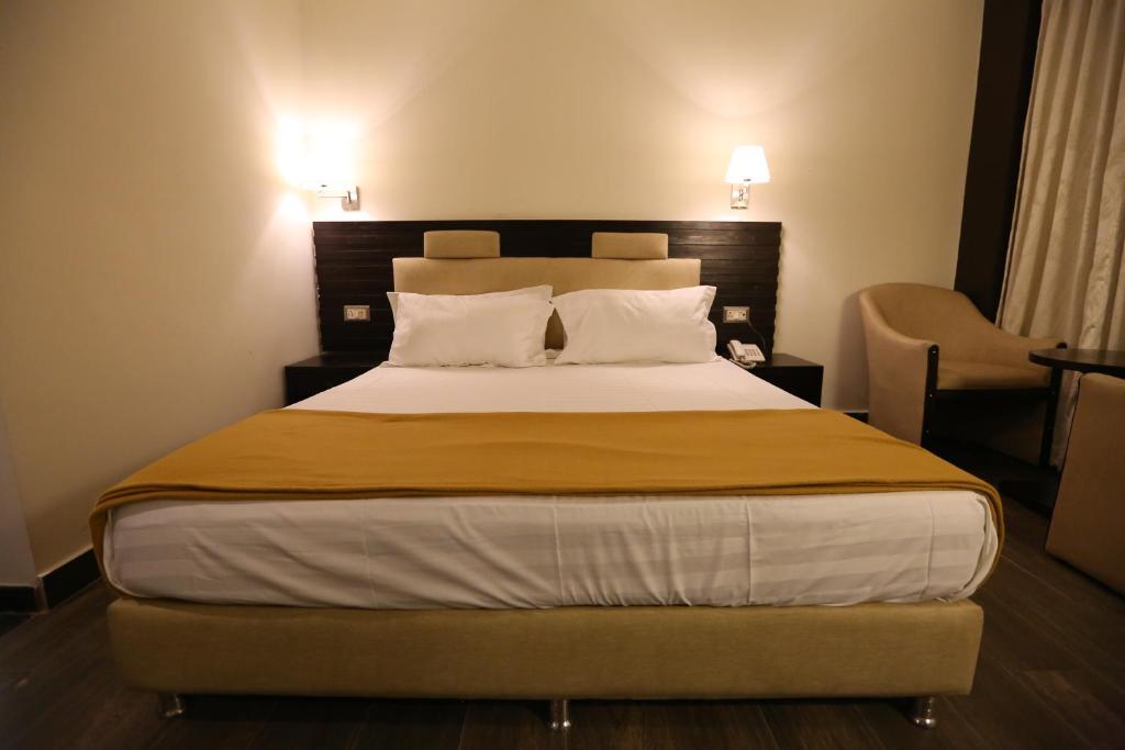 Postel nebo postele na pokoji v ubytování Hotel La Castle