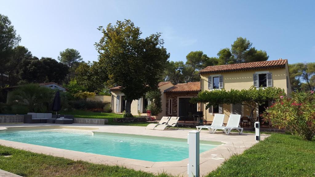 a house with a swimming pool in a yard at Maison Campagne Petite Mère in Cabriès