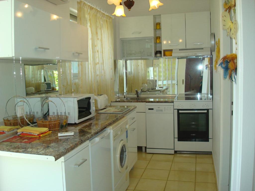Kuchyň nebo kuchyňský kout v ubytování Pipitsa's Apartments