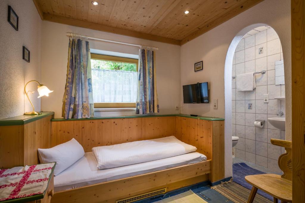 Postel nebo postele na pokoji v ubytování Gasthof Kühle Rast